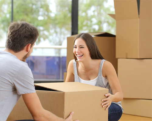 Movers and Packers nj | Couple lifting box moving home